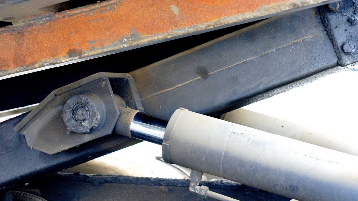 A Guide to Common Hydraulic System Contaminants - Image 2